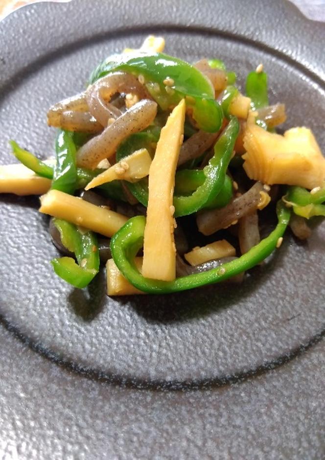 こんにゃくとピーマン・タケノコのゴマ油炒め